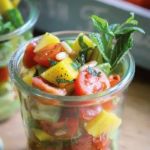 Rezept: Tomaten-Mango-Salat mit Avocado und Minze