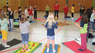 Kinder Yoga Seminar Kinder sitzen im Kreis
