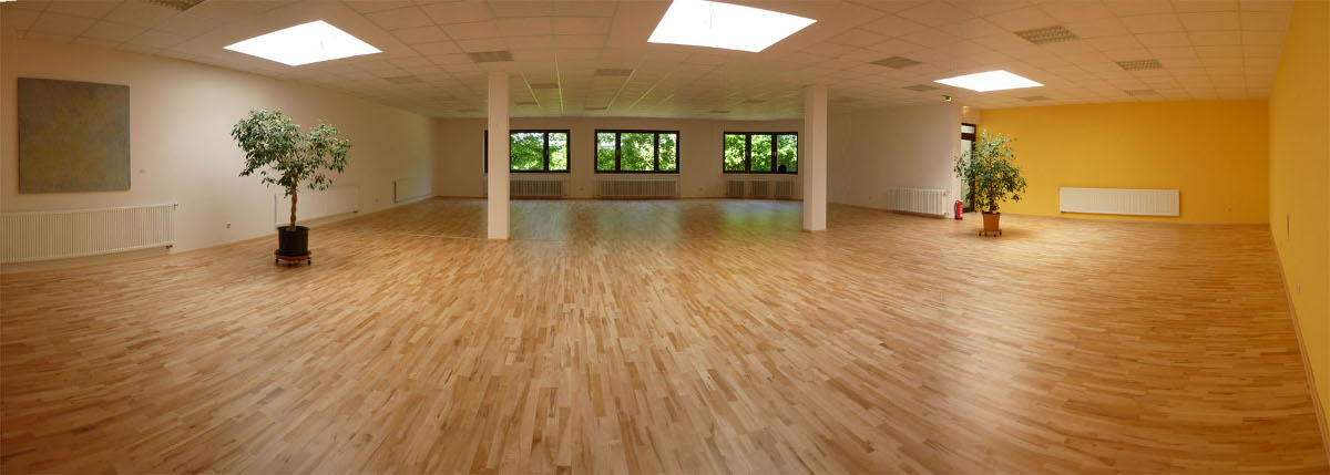Der Seminarraum Sundari - Sudari bedeuted schön - ist 210 Quadratmeter groß und ist geeignet für Seminare und Workshops. Der Seminarraum kann auch bestuhlt werden. Er wirkt hell und freundlich, hat weiße und sonnengelbe Wände, Fenster Richtung Norden und 