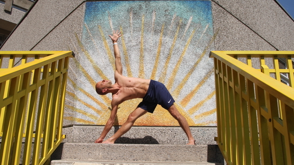Individuelle Yogapraxis auf dem Gelände in der Sonne