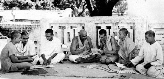 Swami Sivananda umringt von Schülern