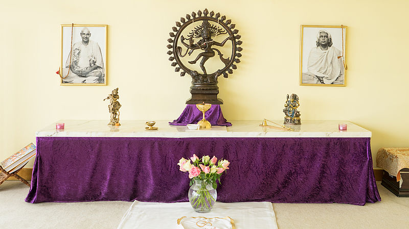 Nahaufnahme der Shiva Murti auf dem Altar