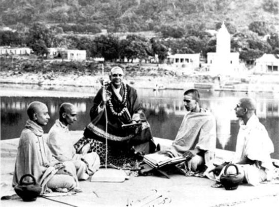 Swami Sivananda und Schüler