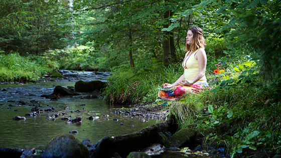 Yogalehrerin Satyadevi im Silberbachtal meditierend