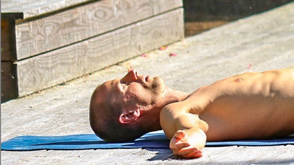 Yogapraktizierender in der Tiefenentspannung auf der Surya Plattform Bad Meinberg