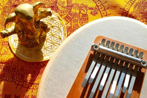 Mantras und Kirtans begleiten mit der Sansula
