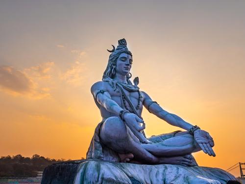 Meditierender Shiva bei Sonnenuntergang