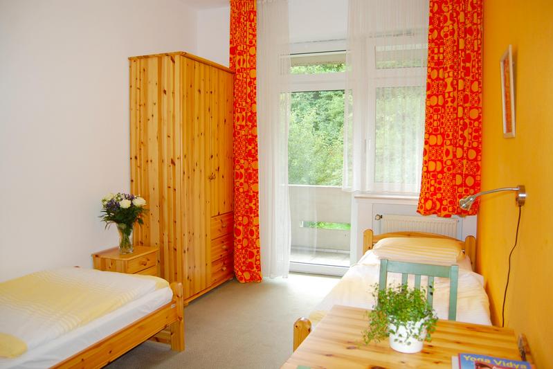 Gästezimmer mit Bett und Balkon
