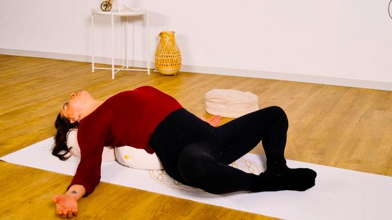 Yin Yoga Retreat in Deutschland - Frau in unterstütztem Matsyasana (Fischpose)