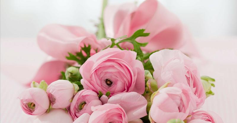 Blumenstrauß mit rosafarbenen Blumen
