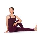 Frau macht Yoga-Pose Drehsitz vor