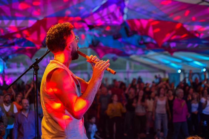 Künstler mit Flöte auf dem Xperience Festival