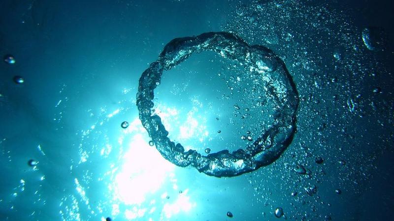 Luftblase unter Wasser aufsteigend