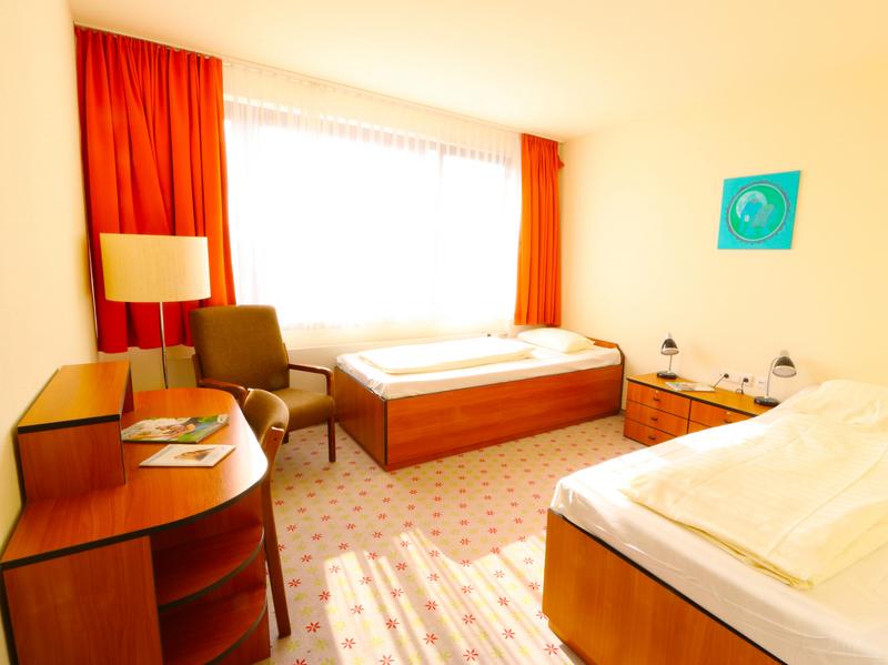 Helles Gästezimmer mit zwei Betten