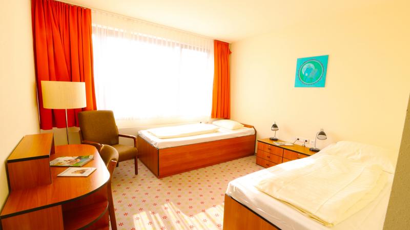 Helles Gästezimmer mit zwei Betten