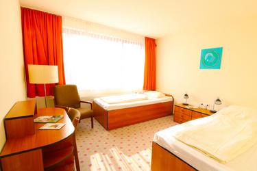 Helles Gästezimmer mit zwei Betten