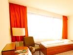 Helles Gästezimmer mit zwei Betten