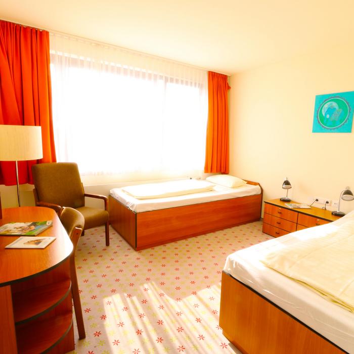 Helles Gästezimmer mit zwei Betten