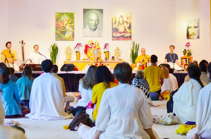 Spirituelle Gemeinschaft im Satsang – Stille Meditation und traditionelle Rituale während der Yoga Ferienwoche
