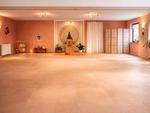 Heller und ruhiger Yogaraum im Yoga Vidya Zentrum Neustadt an der Weinstraße mit Yogamatten und Meditationsbereich