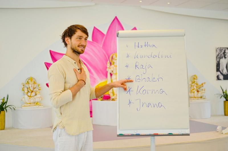 Theoretische Grundlagen des Yoga – Vortrag über die 6 Yogawege während des Einführungsseminars