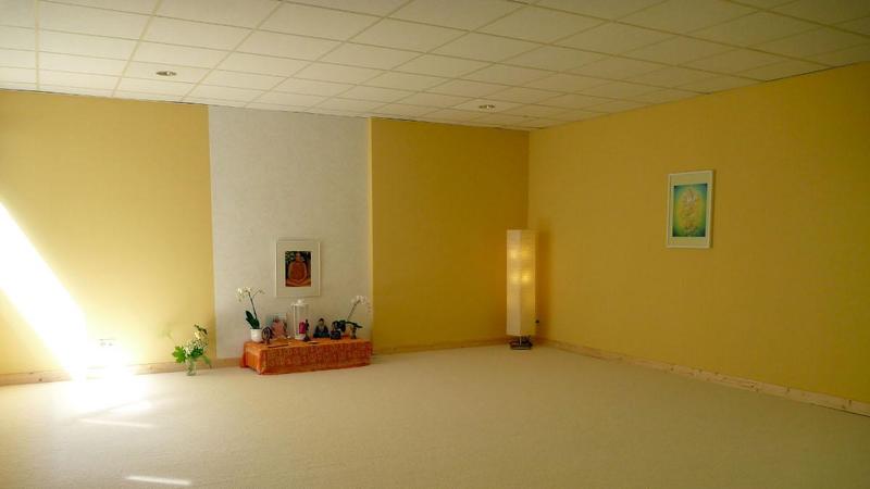 Dies ist ein reiner Meditationsraum. Er hat einen weißen Teppichboden, Meditationskissen und einen Altar einer Kerze und mit Gegenständen verschiedenster Traditionen. Er ist allen Gästen zugänglich.