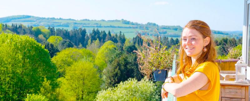 Außenansicht des Yoga Vidya Ashrams in Bad Meinberg, eingebettet in Natur, Veranstaltungsort für das SVYASA Retreat