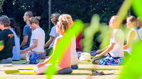 Yogastunde im Freien in Bad Meinberg