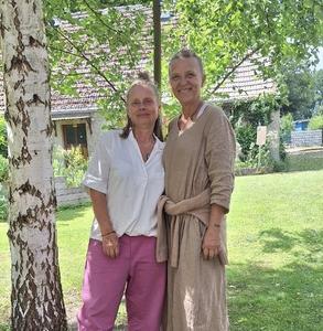 Susann uns Conny Sudevi im Garten Altfriedland