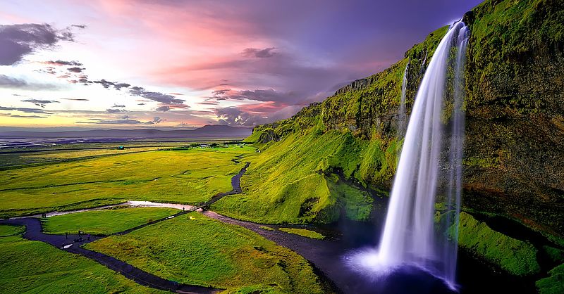 Wasserfall in isländischer beeindruckender Landschaft