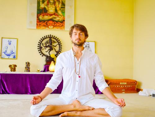 Yogi meditiert im großen Meditationsraum Shivalaya Retreat und Klosterzentrum bei Yoga Vidya Bad Meinberg Shivalaya Retreatzentrum Yoga Vidya Bad Meinberg