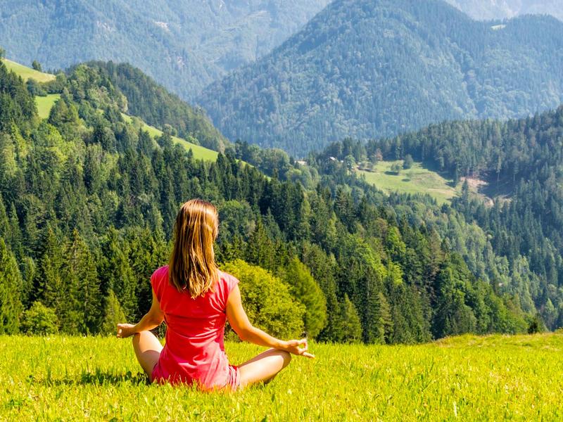 Individuelles Retreat in Deutschland - Frau in Meditation in den Bergen