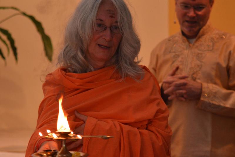 Arati mit Swami Nirgunananda