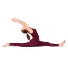 Frau dehnt sich in Yoga-Position Spagat