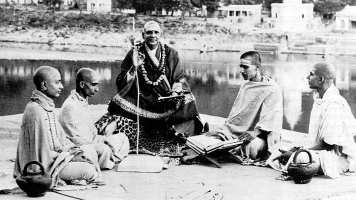 Swami Sivananda mit vier seiner Schüler