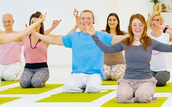 Anfänger praktizieren die Yoga-Grundstellungen im Hatha Yoga Kurs bei Yoga Vidya Neustadt