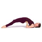 Frau liegt in der Yoga-Übung Brücke
