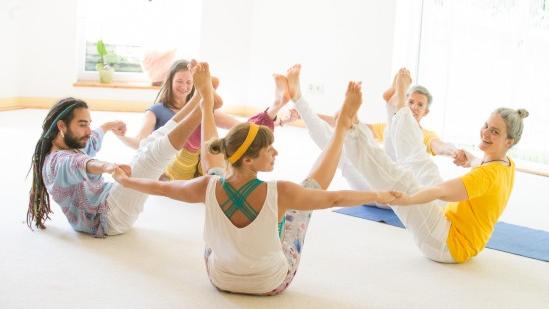 Mithelfergruppe bei Yoga Vidya Westerwald