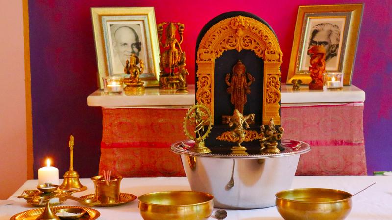 Tägliche Mini Puja in der Chakra Pyramide Tägliche Mini Puja in der Chakra Pyramide
