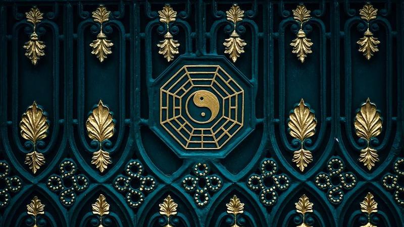 Ying & Yang Zeichen an blauer Eingangspforte
