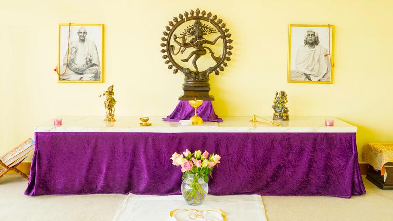 Nahaufnahme der Shiva Murti auf dem Altar Nahaufnahme der Shiva Murti auf dem Altar
