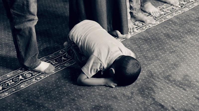 Betendes muslimisches Kind