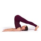 Frau stellt Yoga-Position Pflug vor