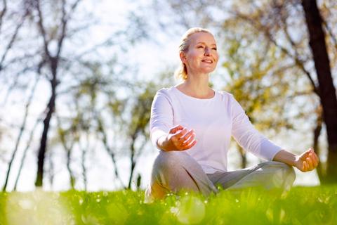 Yogatherapie und Ayurveda für Erdung und Vata-Balance