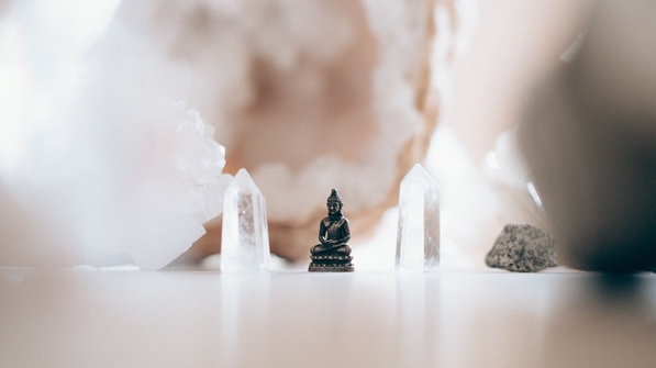 Individueller Meditationstempel mit Kristallen und kleiner Buddah Statur