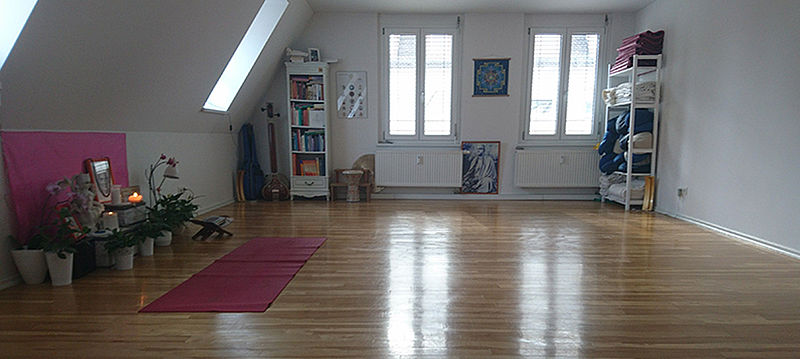 Der gemütliche Yogaraum bei Yoga Vidya Augsburg