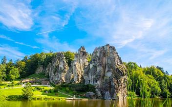 Externsteine vor blauem Himmel