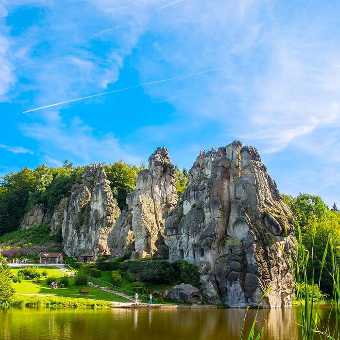 Externsteine vor blauem Himmel
