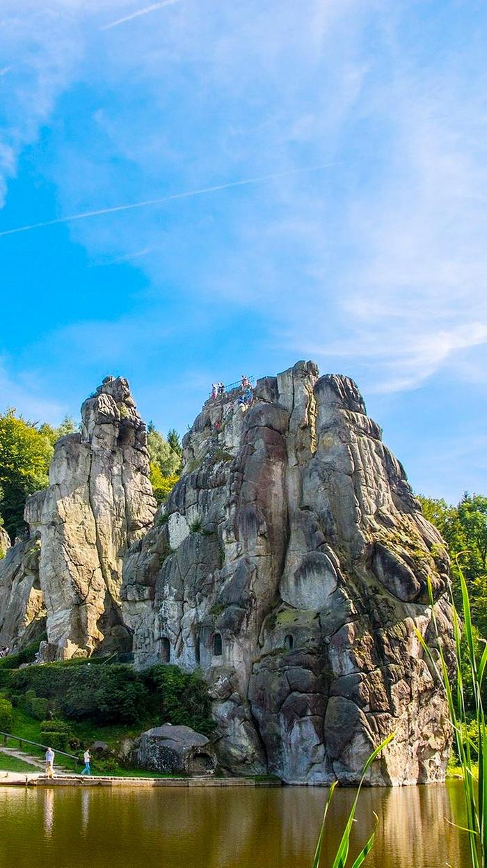 Externsteine vor blauem Himmel