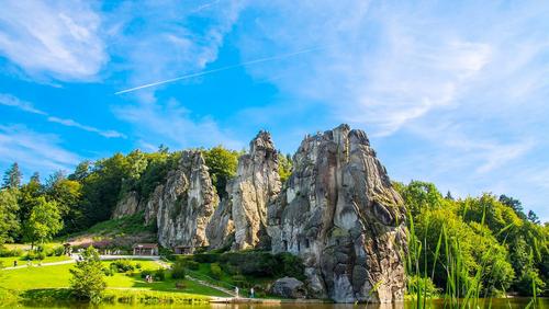Externsteine vor blauem Himmel